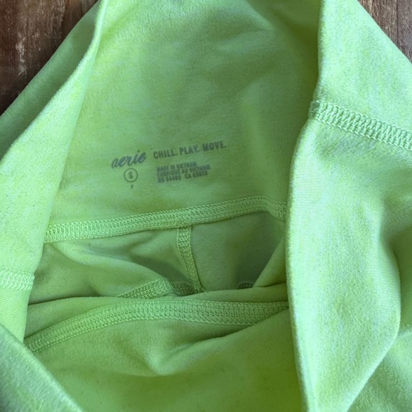 Aerie play leggings in neon green - Picture 3 of 3